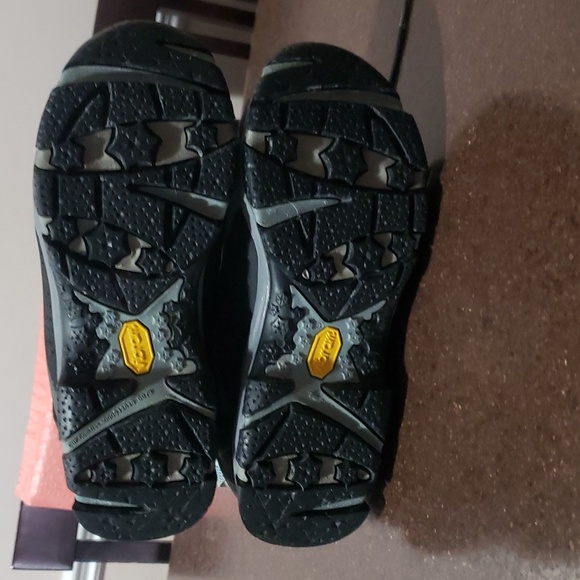 MERRELLS Ladies Size 6 Vibram Boots. Charcoal Gray and Black. Worn Once. - Picture 8 of 9